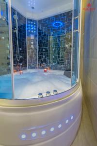 沙鲁拉Sharurah Plaza Hotel的一间带玻璃窗户和浴缸的浴室