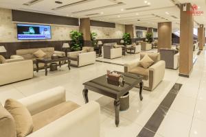沙鲁拉Sharurah Plaza Hotel的大堂配有沙发、桌子和电视。