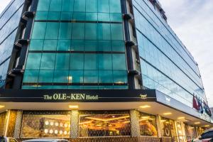 纳库鲁The Ole-Ken Hotel的一座建筑,上面有读取ole zen酒店的标志