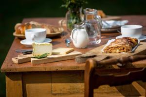 基亚文纳Rifugio Uschione的一张木桌,上面有面包和奶酪