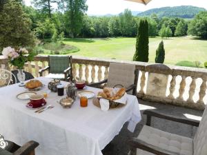 瑟鲁堡瓦尔拉尔邦城堡住宿加早餐旅馆的一张带食物的桌子,享有高尔夫球场的景色