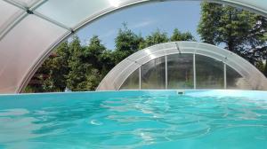 达布基Villa Marina的一座游泳池,上面有塑料隧道