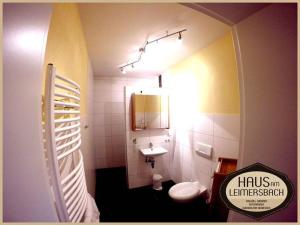 哈滕海姆Haus am Leimersbach的一间带卫生间和水槽的小浴室
