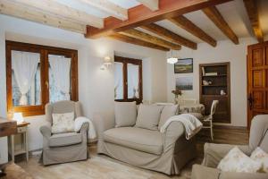 萨连特加列戈Casa Rural Valle de Tena的客厅配有沙发、椅子和桌子