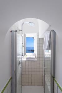 阿马尔菲Vista d'Amalfi的带淋浴的浴室,享有海景。