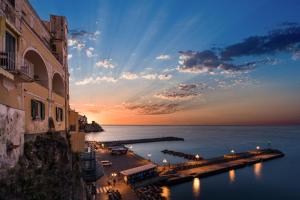 阿马尔菲Vista d'Amalfi的享有大海和日落码头的景致