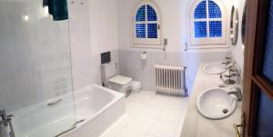 PauPao Blau的带浴缸、卫生间和盥洗盆的浴室