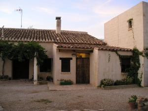 比利亚罗夫莱多Casa Rural La Navarra的一间白色的小房子,设有大门