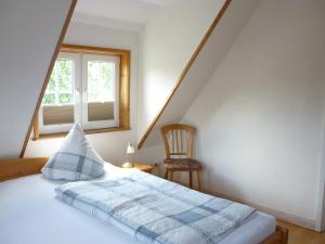 诺尔多夫斯特摩维旅馆的卧室配有床、椅子和窗户。