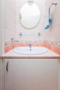 波利斯Thekla Court的一间带水槽和镜子的浴室