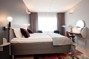 韦克舍瑞典精英酒店的酒店客房设有床和窗户。