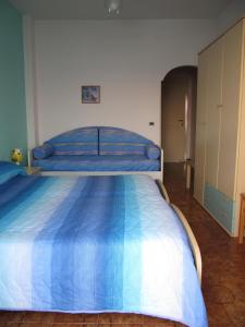 伊斯基亚B&B Casa Antonio的一间卧室配有一张带蓝色棉被的大床