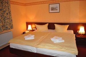 京斯特Hotel Rügen Park KG的酒店客房,配有带毛巾的床