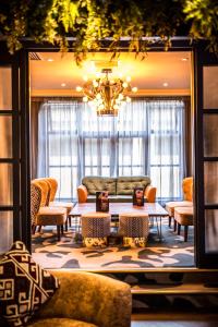 泰恩河畔纽卡斯尔马尔马逊纽卡尔斯酒店的客厅配有沙发、桌子和窗户