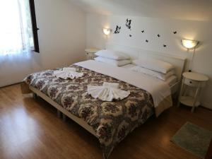 察夫塔特拉多维克别墅旅馆的一间卧室配有一张大床和两个枕头