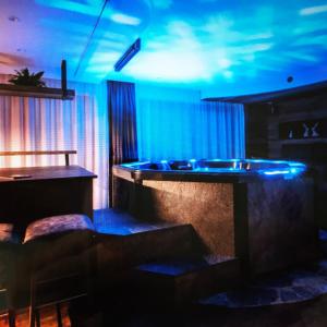 坎波图雷斯La vie Deluxe - Private Luxury Apartments的一间设有蓝色灯光浴缸的客房
