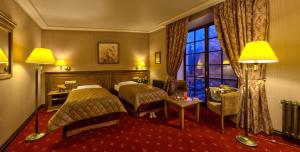 布雷斯特赫米蒂奇酒店的酒店客房设有两张床和窗户。