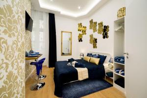 布达佩斯布达佩斯和谐度假公寓的一间卧室配有蓝色的床和蓝色椅子