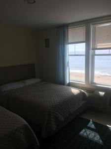 Misquamicut Beach Front Inn客房内的一张或多张床位