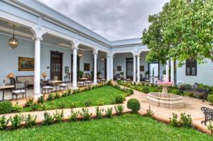 梅里达阿祖尔历史纪念碑酒店的享有花园房屋外部景致