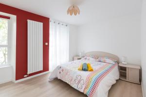 雷恩Corneille by Cocoonr的一间白色卧室,配有一张床和红色的墙壁