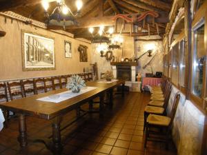 Chañe卡门乡村民宿的一间带长桌和椅子的用餐室