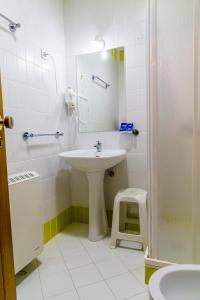 蒙丁-迪巴什图Hostel Carvalho的一间带水槽、镜子和凳子的浴室