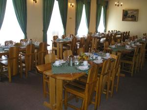 克多瓦普兰纳Hotel U Sládka的用餐室配有木桌和椅子