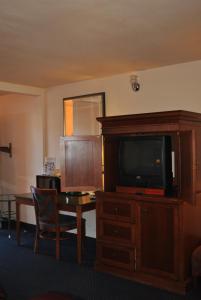 圣路易斯-奥比斯保廉价旅馆的酒店的客房配有电视和带桌子的书桌。