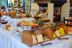 卡内拉苏珊娜维拉公园酒店的自助餐面包和其他食物在餐桌上