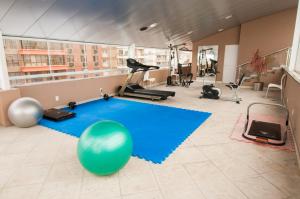 佩洛塔斯雅克乔治塔酒店的一间健身房,在地板上设有大型蓝色瑜伽球