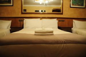 伦敦格力鲁乌德洛奇酒店的床上有一堆毛巾