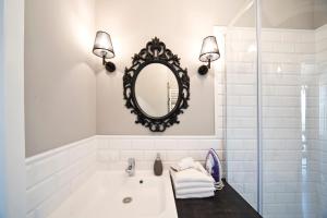 比亚韦斯托克Rint - Centrum Grochowa Street的白色的浴室设有水槽和镜子