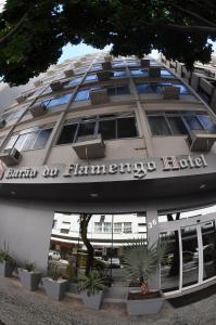 里约热内卢巴朗多弗拉门戈酒店（仅接待成人）的建筑的侧面有标志