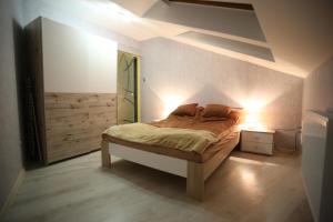 考波什堡Centrum Lux Apartman的一间卧室配有一张带两个枕头的床