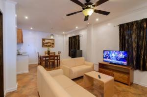 邦劳博和海度假村的带沙发和平面电视的客厅