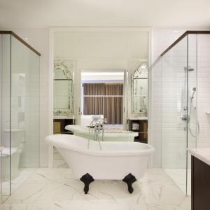 婆罗浮屠普拉塔兰婆罗浮屠酒店的白色的浴室设有浴缸和淋浴。
