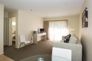 新普利茅斯Ratanui Villas的客厅配有沙发和桌子