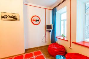符拉迪沃斯托克VVO中心公寓的一间设有红色豆袋椅和窗户的房间
