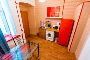 符拉迪沃斯托克VVO中心公寓的一间带红色冰箱和洗衣机的小厨房