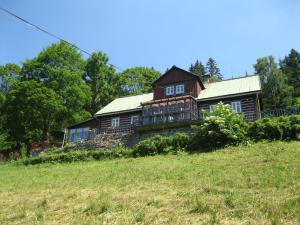 韦尔卡乌帕Horska chalupa u Kulisu的草山顶上的房子