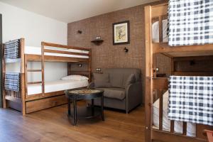 Hostel-Albergue Monte Perdido客房内的一张或多张双层床