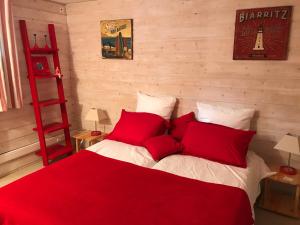 比亚里茨切斯菲多姆住宿加早餐旅馆的一间卧室配有红色枕头和红色梯子的床