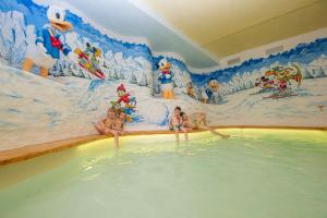 帕苏德尔托纳莱维多利亚体育酒店的一群女孩坐在游泳池里