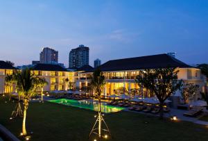 曼谷U Sathorn Bangkok的大楼前有游泳池的酒店