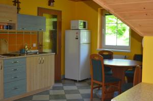 卢德维克夫Chata Danuše的厨房配有白色冰箱和桌子
