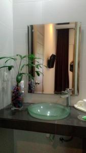 勒吉安库布卡里克酒店的一间带绿色水槽和镜子的浴室
