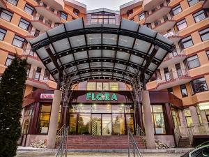 波罗维茨Flora Hotel - Apartments的前面有标志的大建筑