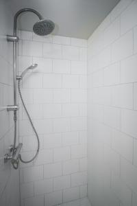 塞尔福斯19号公寓的带淋浴头的白色瓷砖浴室