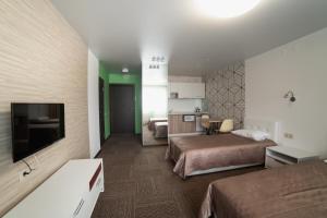 伊热夫斯克Hotel Cambridge的酒店客房设有两张床和电视。
